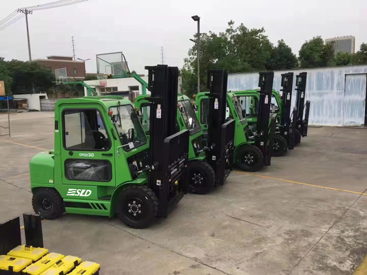 Altura de levantamento 4m 3 Ton Diesel Forklift CPCD30 com a cabine fechado completa